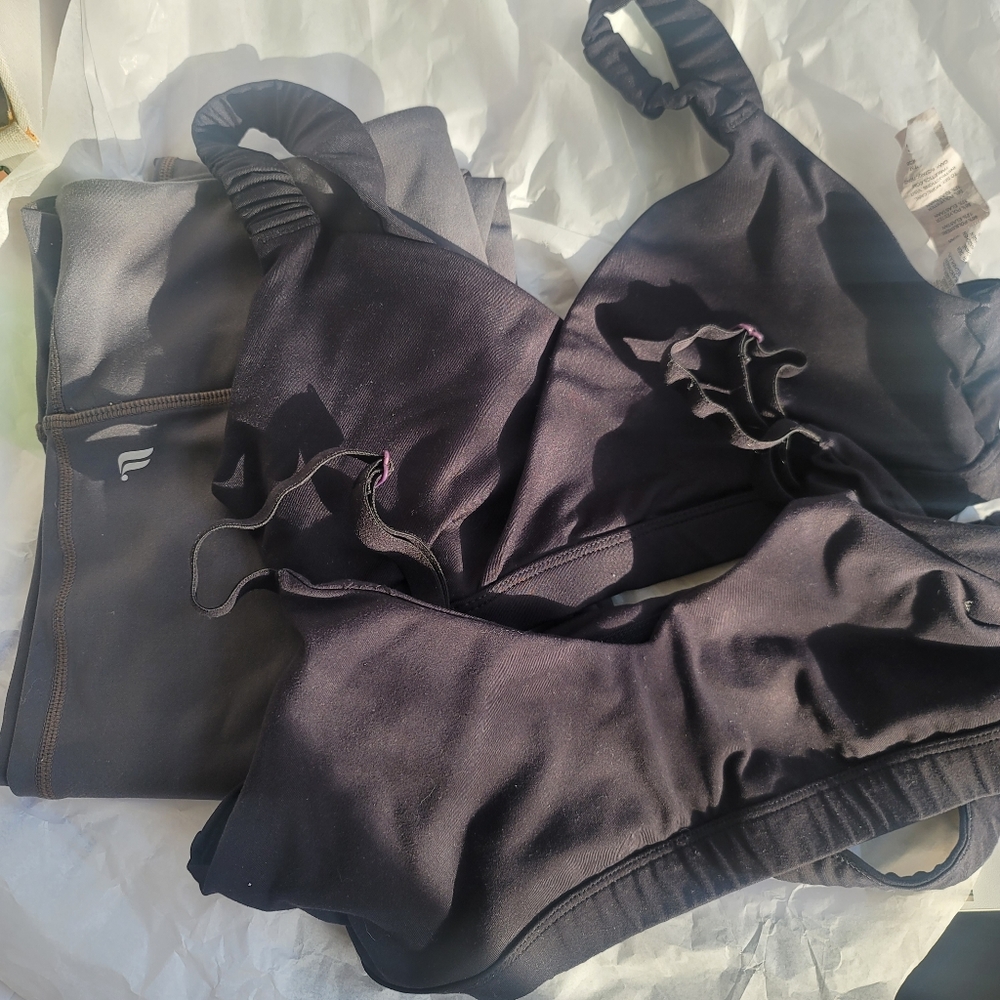 3 peice fabletics black sports bras grey leggings